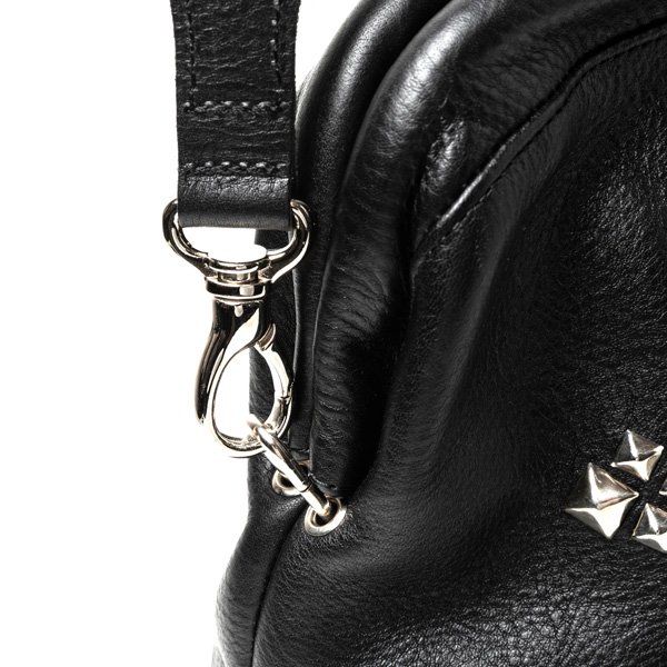 STUDS LEATHER SHOULDER BAG | シボ感あるレザーとガマ口で作製された