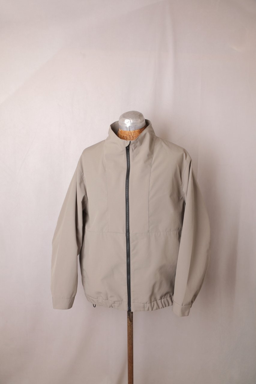 LAMOND（ラモンド）｜STAND NECK WIDE BLOUSON（Greige）mens｜通販