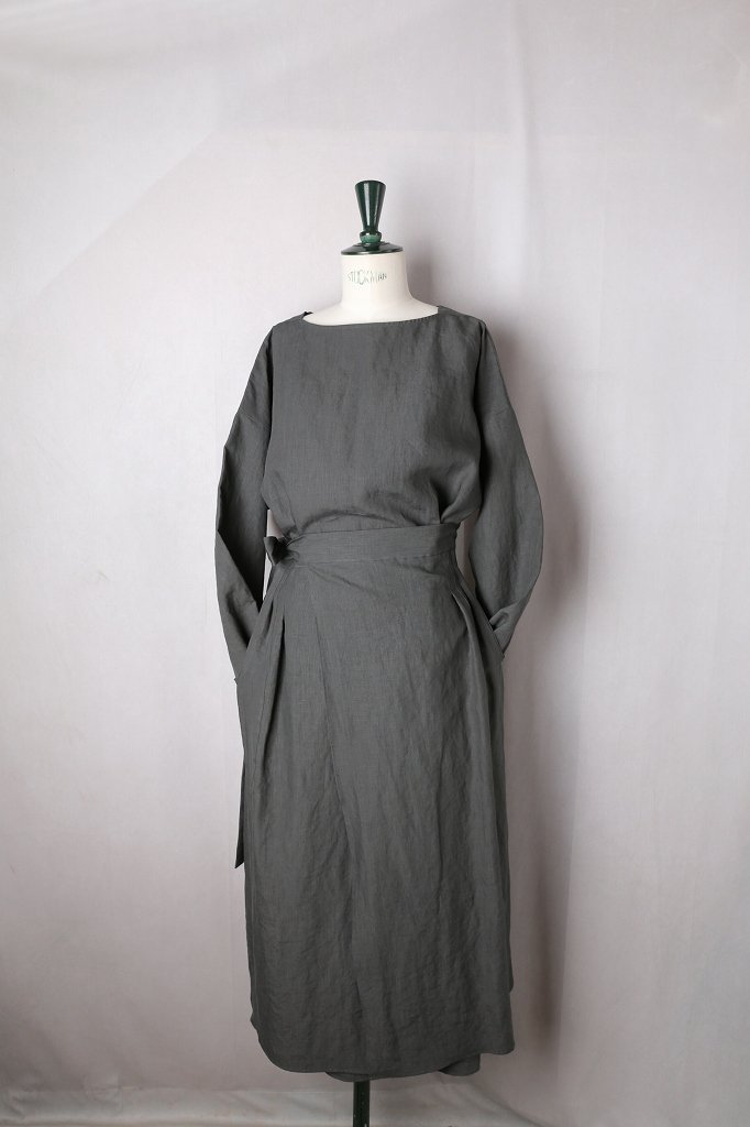 SP（エシュペー）｜1/60 LINEN-APRON ONEPIECE（Charcoal）｜通販 - ソコノワ