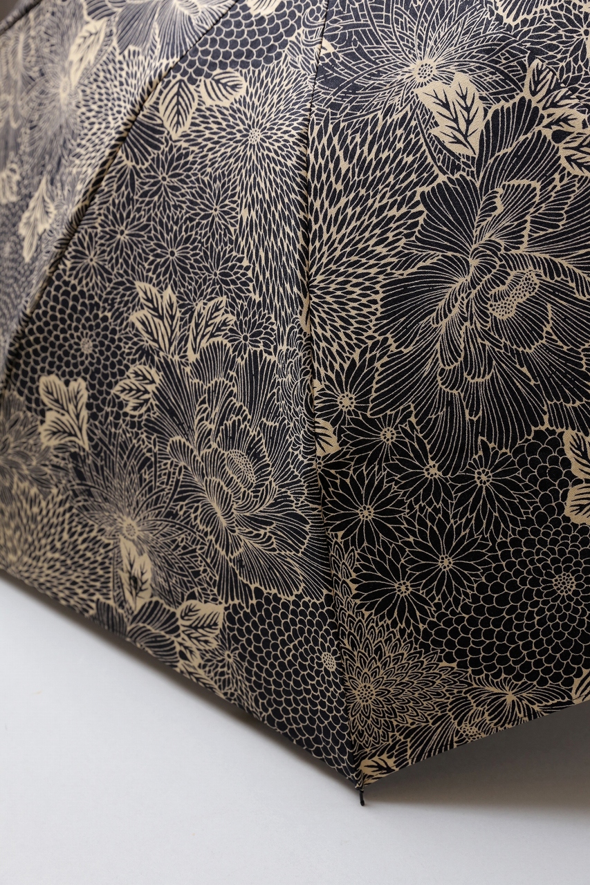 美品 傳tutaee ツタエノヒガサ日傘生成り菊 黒白 ツタエノヒガサ|ウサギノタスキ(生成り菊,黒菊)折り畳み日傘