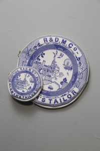 クリスマス特集2025 R&D.M.Co-（オールドマンズテーラー）LONDON PLATE BLUEWILLOW トップス