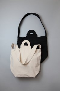 <img class='new_mark_img1' src='https://img.shop-pro.jp/img/new/icons57.gif' style='border:none;display:inline;margin:0px;padding:0px;width:auto;' />MIN BAGGAGE｜otomo - arch shoulder tote（off white,Black）