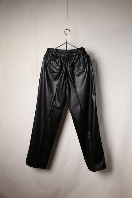 semoh（セモー）｜Synthetic Leather Pin Tuck Easy Trousers（Black