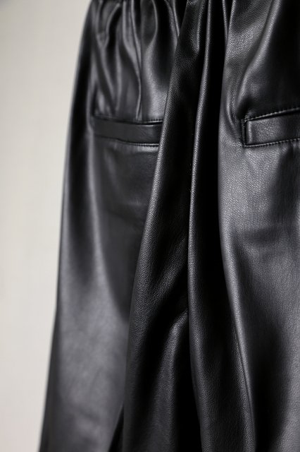 semoh（セモー）｜Synthetic Leather Pin Tuck Easy Trousers（Black