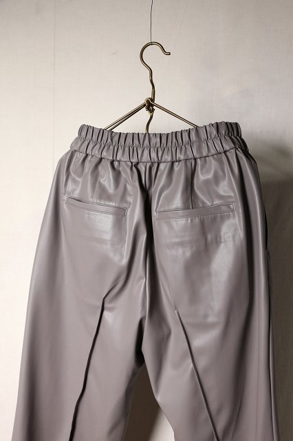 semoh（セモー）｜Synthetic Leather Pin Tuck Easy Trousers（Gray