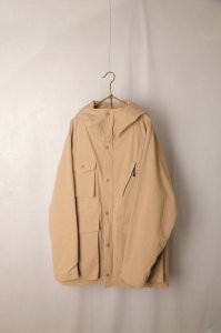 <img class='new_mark_img1' src='https://img.shop-pro.jp/img/new/icons8.gif' style='border:none;display:inline;margin:0px;padding:0px;width:auto;' />OLDMAN'S TAILOR - MOUNTAIN PARKA（Beige）