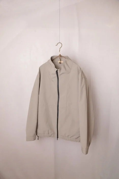 LAMOND（ラモンド）｜STAND NECK WIDE BLOUSON（Greige）｜通販 - ソコノワ