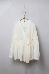 <img class='new_mark_img1' src='https://img.shop-pro.jp/img/new/icons8.gif' style='border:none;display:inline;margin:0px;padding:0px;width:auto;' />GUPTIHASILK COTTON SOFT VOILE RABARI SHIRTNaturalladies