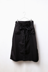 <img class='new_mark_img1' src='https://img.shop-pro.jp/img/new/icons8.gif' style='border:none;display:inline;margin:0px;padding:0px;width:auto;' />R&D.M.Co-GARMENT DYE TWILL COTTON TIE STRING BOX SKIRTBlackladies