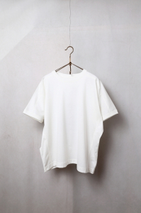 <img class='new_mark_img1' src='https://img.shop-pro.jp/img/new/icons8.gif' style='border:none;display:inline;margin:0px;padding:0px;width:auto;' />ASEEDONCLOUDshokuonshitsu T-shirtBack printOff whiteladies