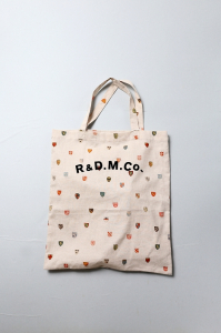 ✿R&D.M.Co- 「I'M BAG／cream」新品タグ付き　✧⁠*⁠。 新品タグ付】R&D.M.Co- I'M BAG（ホワイト） - メルカリ