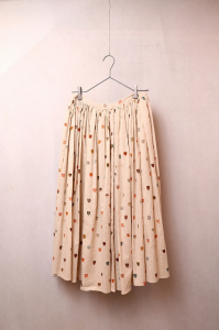 <img class='new_mark_img1' src='https://img.shop-pro.jp/img/new/icons8.gif' style='border:none;display:inline;margin:0px;padding:0px;width:auto;' />R&D.M.Co-COTTON LINEN COAT OF ARMS GATHER SKIRTFlax