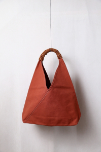 <img class='new_mark_img1' src='https://img.shop-pro.jp/img/new/icons8.gif' style='border:none;display:inline;margin:0px;padding:0px;width:auto;' />Kamaro'anWoven Triangle Bag 58Ochre-Red
