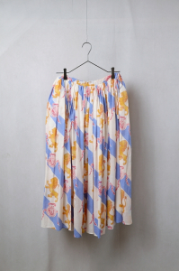 <img class='new_mark_img1' src='https://img.shop-pro.jp/img/new/icons8.gif' style='border:none;display:inline;margin:0px;padding:0px;width:auto;' />R&D.M.Co-COTTON LAWN ROYAL LION GATHER SKIRTNaturalladies
