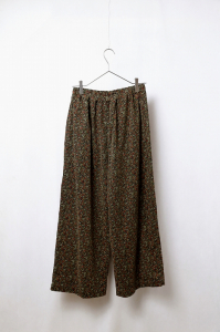 <img class='new_mark_img1' src='https://img.shop-pro.jp/img/new/icons8.gif' style='border:none;display:inline;margin:0px;padding:0px;width:auto;' />prit|40/1キャラメルコール小花プリント ワイドパンツ(Black)ladies