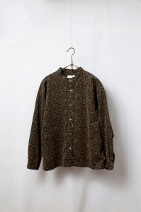 <img class='new_mark_img1' src='https://img.shop-pro.jp/img/new/icons8.gif' style='border:none;display:inline;margin:0px;padding:0px;width:auto;' />prit|40/1キャラメルコール小花プリント スタンドカラーシャツ(Black)ladies