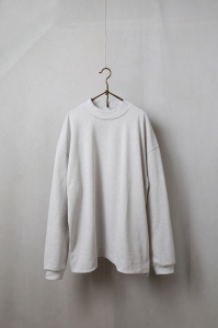 <img class='new_mark_img1' src='https://img.shop-pro.jp/img/new/icons8.gif' style='border:none;display:inline;margin:0px;padding:0px;width:auto;' />LAMONDDRAWST MOCKNECK COTTON LONG TEEOatmealmens