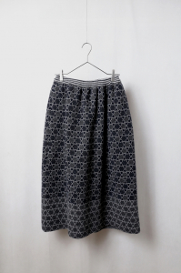 <img class='new_mark_img1' src='https://img.shop-pro.jp/img/new/icons8.gif' style='border:none;display:inline;margin:0px;padding:0px;width:auto;' />HIKARU NOGUCHITETRA SKIRTCharcoal Navy