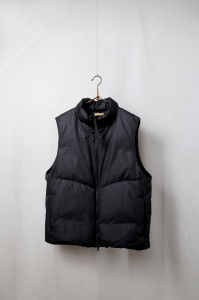 <img class='new_mark_img1' src='https://img.shop-pro.jp/img/new/icons8.gif' style='border:none;display:inline;margin:0px;padding:0px;width:auto;' />LAMOND��CURVY QUILT DOWN VEST��Black��unisex
