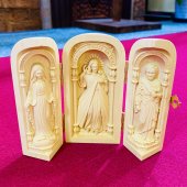 《ハンドメイド》木彫り観音開き卓上置物マリア様とキリスト様とヨゼフ様です