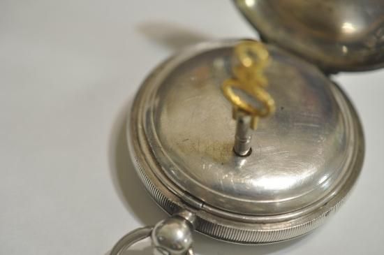 シーマ 趣きある力強い彫りの銀無垢アンティーク懐中時計 【1920