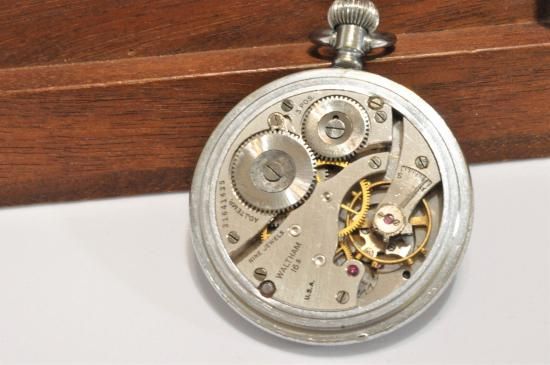 中古品/アンティーク/ウォルサム/ミリタリー懐中時計/ジャンク(不動) ギョーシェ彫り＆四角形 ウォルサムのアンティーク懐中時計
