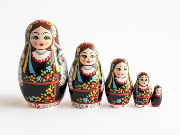 ロシア雑貨☆伝統衣装マトリョーシカ(8P)H20cm 赤いキャラコ タチアナ