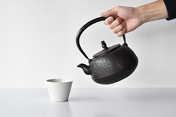鉄瓶 丸形みみずく 1.25L | 及源鋳造【公式オンラインショップ 鉄瓶 丸形みみずく 1.25L | 及源鋳造【公式オンラインショップ