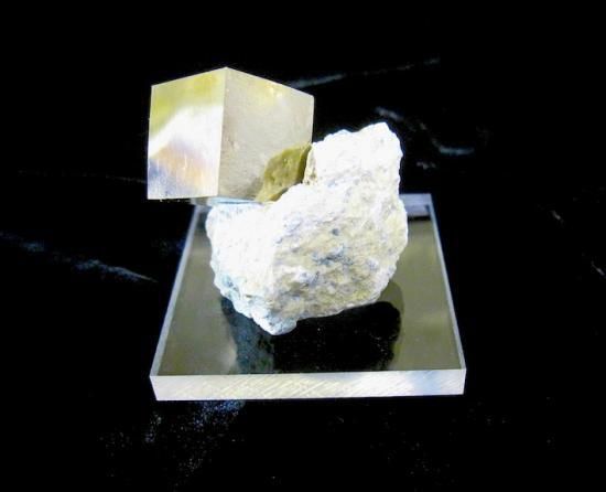 パイライト(黄鉄鉱)の六面体結晶 - オルタード パイライト(黄鉄鉱)の六面体結晶 - オルタード