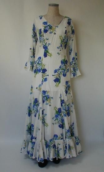 白地青花柄ワンピース レンタル衣裳 Ropa Ropera ロパロペーラ 白地青花柄ワンピース レンタル衣裳 Ropa Ropera ロパロペーラ
