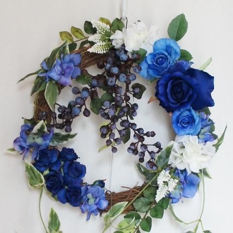 ブルーベリーのような美味しそうな❤︎ アーティフィシャルフラワーリース 🍀青薔薇のリース🍀 青い薔薇と、まだ青いブルーベリーの