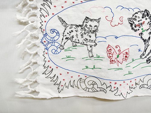 緑園｜東欧雑貨 ハンガリー 猫とチョウの刺繍クッションカバー