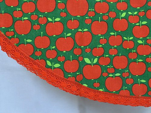 緑園｜東欧雑貨 ドイツ リンゴ柄楕円形テーブルクロス（211×150cm）