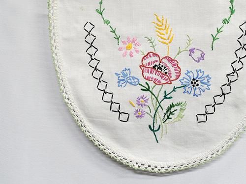 ドイツのヴィンテージ手刺繍クロス 25×25 白のカットワーク刺繍