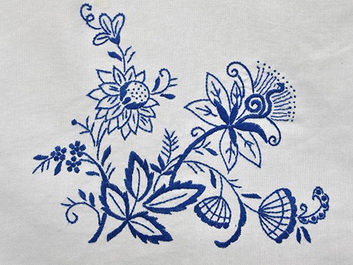 緑園｜東欧雑貨 ドイツ 青花刺繍テーブルクロス（81×81）