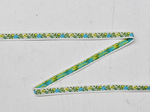 緑園｜東欧手芸雑貨 ドイツ 水色花の刺繍テープ（白）