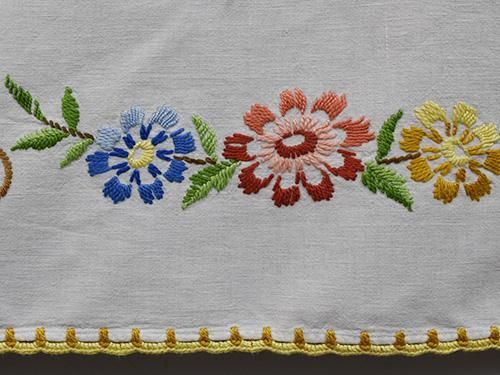 スウェーデンのクロス オレンジの花 刺繍 - 北欧アンティーク