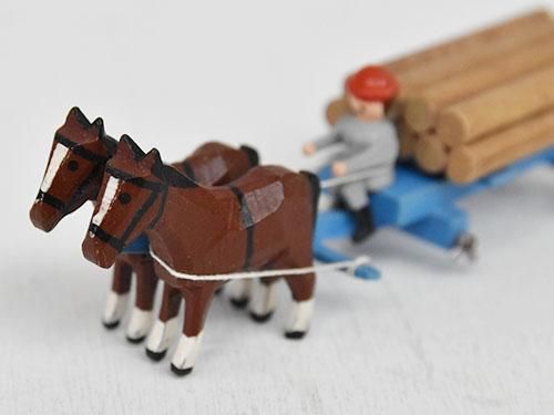 緑色の木製小物入れにエナメル手書きの馬車の絵柄付き　オーストリアボッセ社製 緑色の木製小物入れにエナメル手書きの馬車の絵柄付き