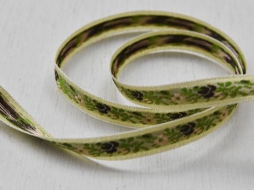 欧州刺繍テープクロス　薄い緑のベースに緑系でまとめられた，草花写真通り 欧州刺繍テープクロス 薄い緑のベースに緑系でまとめられた，草花