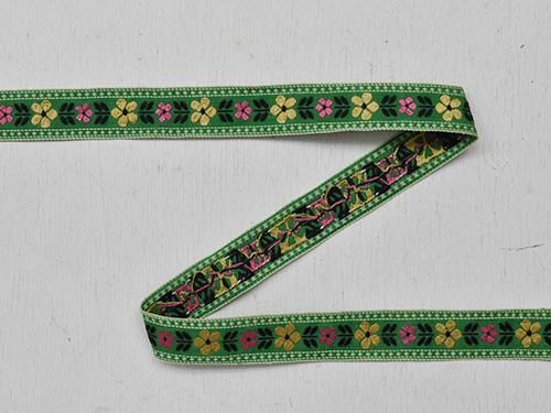 欧州刺繍テープクロス　薄い緑のベースに緑系でまとめられた，草花写真通り 欧州刺繍テープクロス 薄い緑のベースに緑系でまとめられた，草花