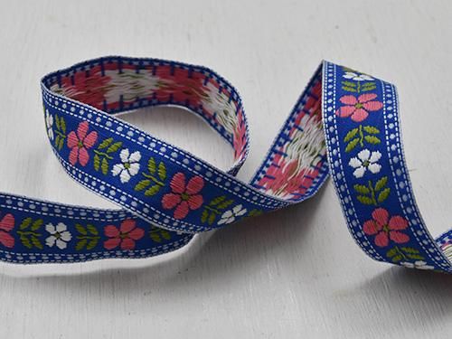 欧州刺繍テープクロス　薄い緑のベースに緑系でまとめられた，草花写真通り 欧州刺繍テープクロス 薄い緑のベースに緑系でまとめられた，草花