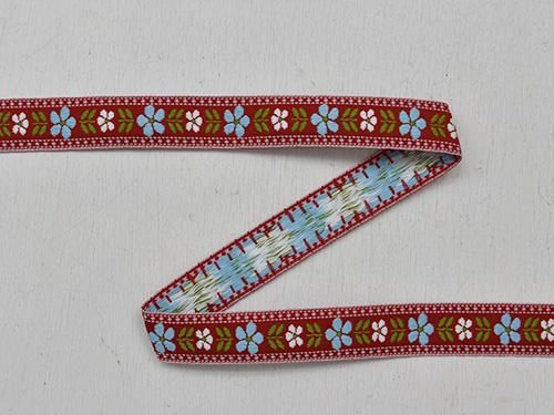 欧州刺繍テープクロス　薄い緑のベースに緑系でまとめられた，草花写真通り 欧州刺繍テープクロス 薄い緑のベースに緑系でまとめられた，草花