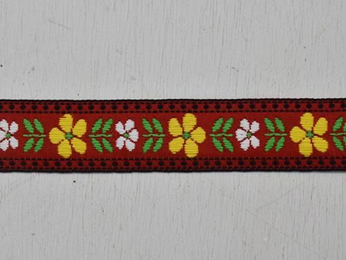 欧州刺繍テープクロス　薄い緑のベースに緑系でまとめられた，草花写真通り 欧州刺繍テープクロス 薄い緑のベースに緑系でまとめられた，草花