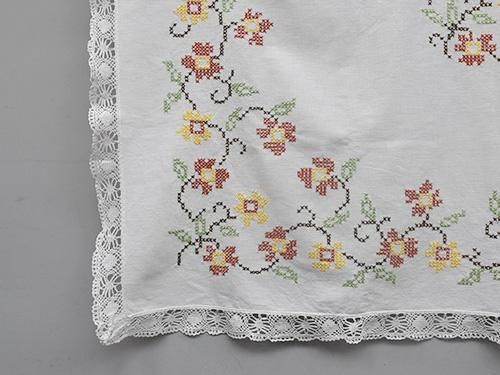 欧州刺繍テープクロス　薄い緑のベースに緑系でまとめられた，草花写真通り 欧州刺繍テープクロス 薄い緑のベースに緑系でまとめられた，草花