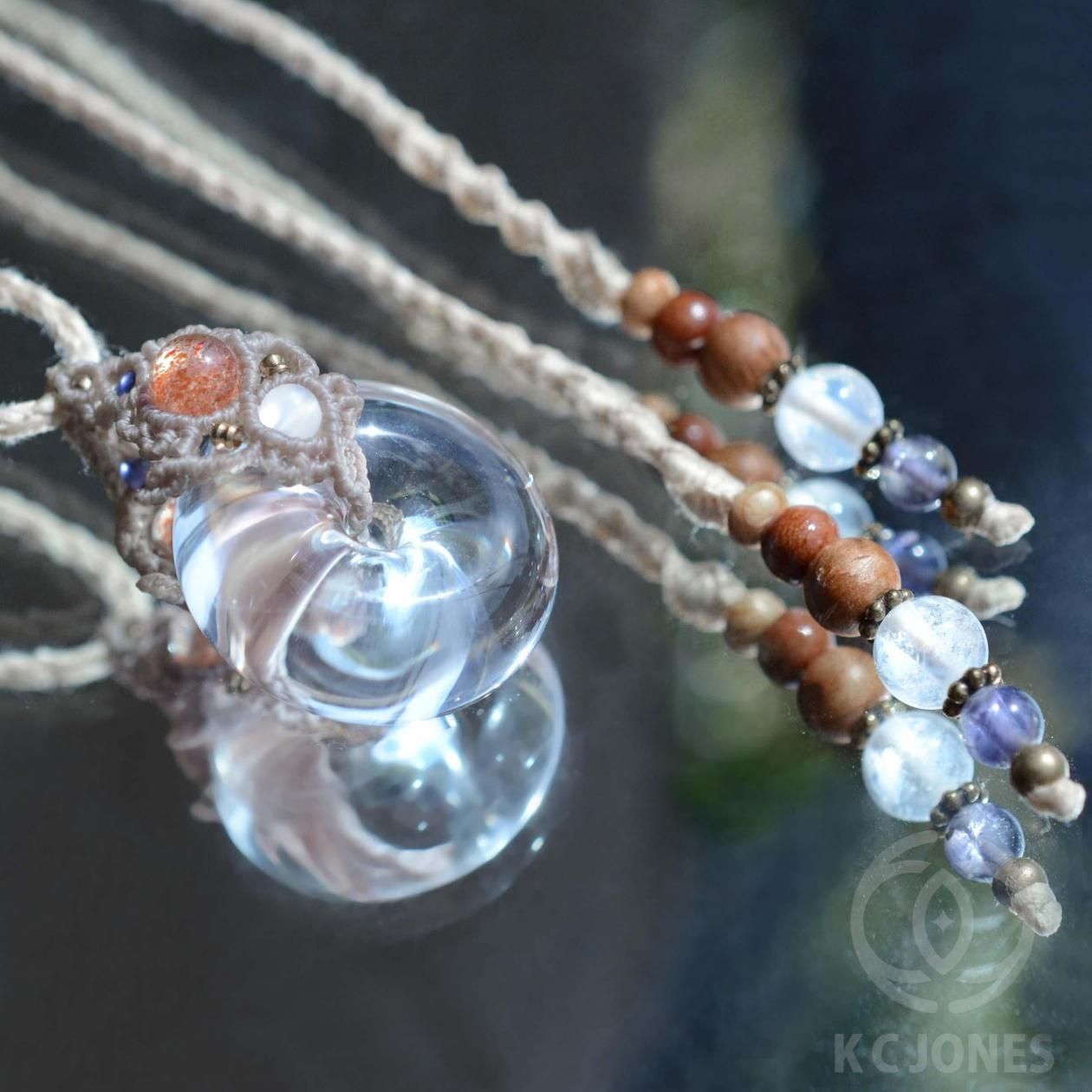 水晶　クリアクォーツ　宝珠　右らせん　41.5㎜ クリアクォーツ トーラス右らせん マクラメ編みペンダント -KC