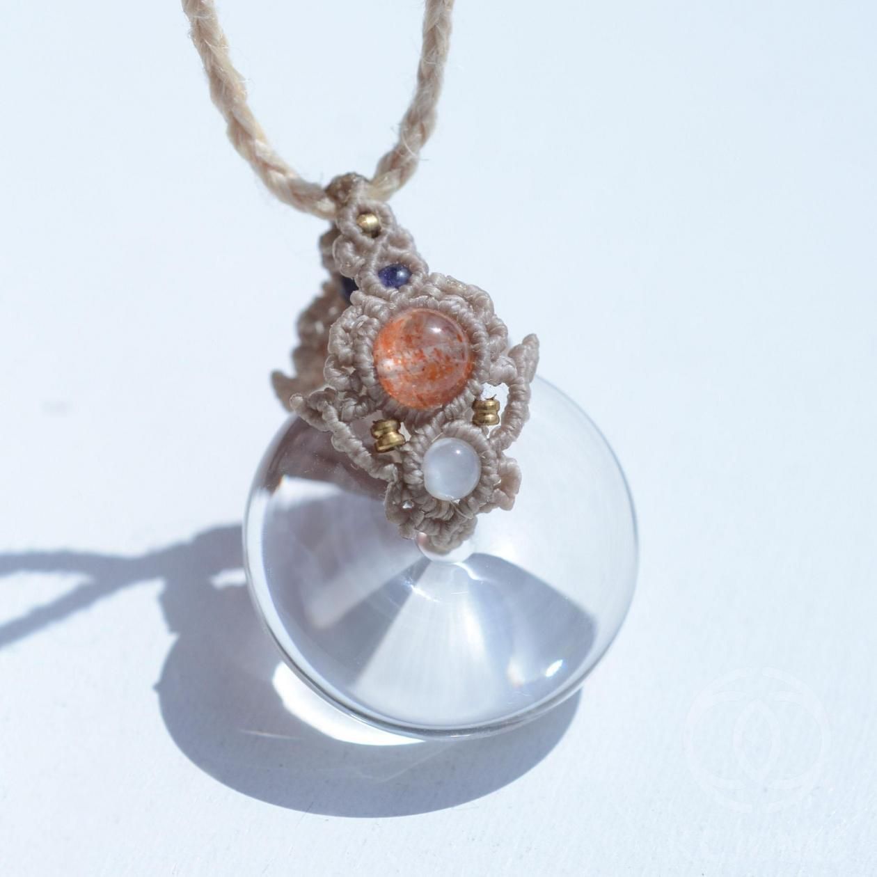 水晶　クリアクォーツ　宝珠　右らせん　41.5㎜ クリアクォーツ トーラス右らせん マクラメ編みペンダント -KC