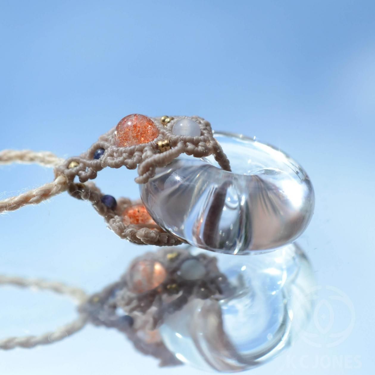 水晶　クリアクォーツ　宝珠　右らせん　41.5㎜ クリアクォーツ トーラス右らせん マクラメ編みペンダント -KC