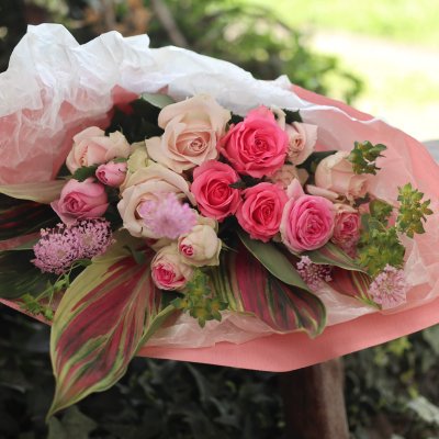 幸せのバラ ピンク系ブーケ風花束 ラッピング付 幸せ波動バラの花束通販ショップ ベルローズ