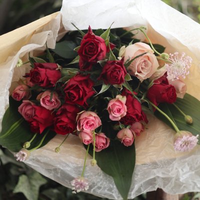 幸せのバラ 赤系ブーケ風花束 幸せ波動バラの花束通販ショップ ベルローズ