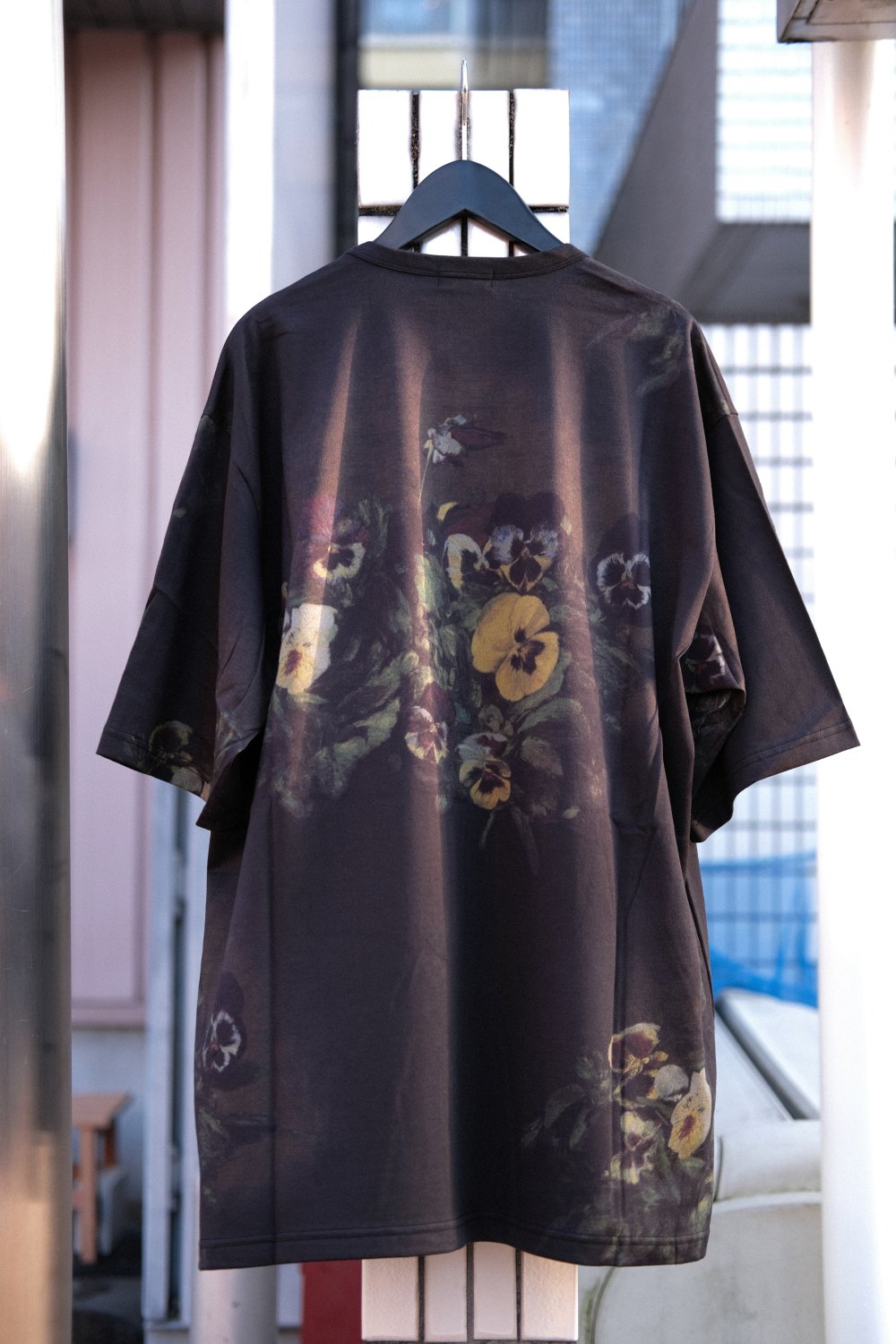 LAD MUSICIAN [ラッドミュージシャン] T-CLOTH SUPER BIG FLOWER T-SHIRT ＜スーパービッグフラワーTシャツ/ 花柄/パンジー＞ 2124-712 2024SS ダークブラック